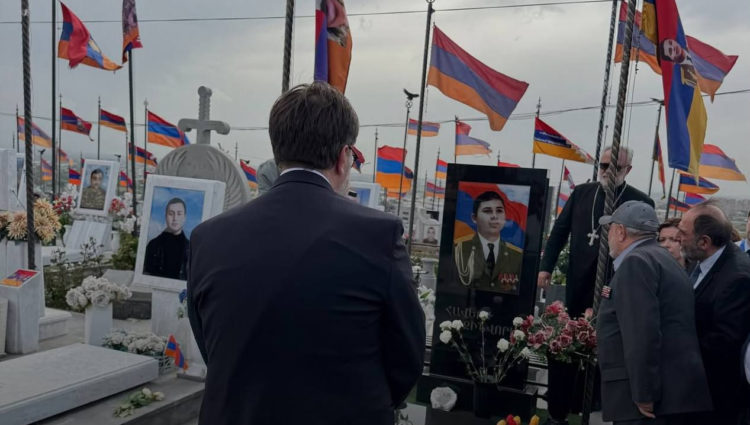 «Հարգանքի տուրք՝ ավերիչ պատերազմի զոհերի հիշատակին»․ Մարսելի քաղաքապետն այցելել է «Եռաբլուր»
