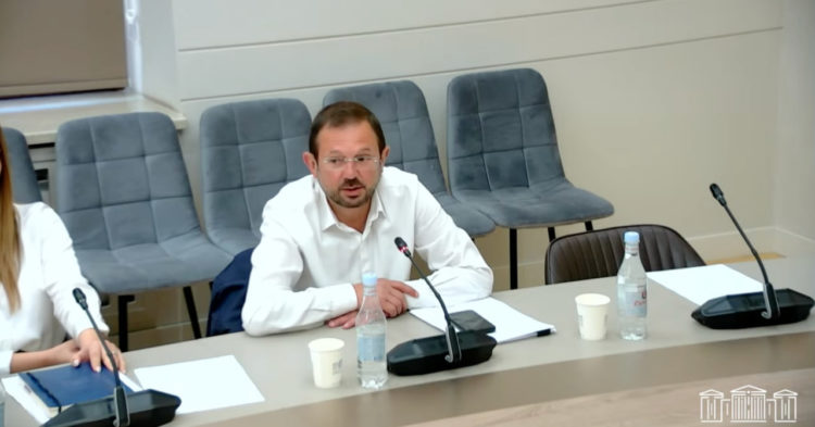 «Опасаются итогов голосования»: в парламенте отложили обсуждение проекта о сокращенном сроке службы за деньги