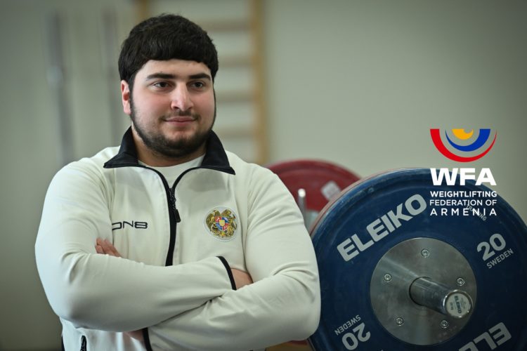 Григор Казарян взял золото на юниорском чемпионате мира по тяжелой атлетике в Лиме