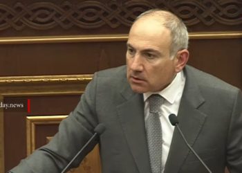 Ձեններդ կտրեք, ներվերս չուտեք․ Փաշինյանն ԱԺ-ում մի քանի անգամ շարժվեց դեպի ընդդիմադիրների կողմը