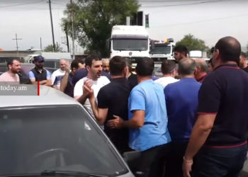 «Մեկը մեքենան, մյուսը՝ ոտքն է ջարդում կամ մեքենայի տակ ընկնում»․ քաղաքացիները փակել էին Արին բերդ փողոցը