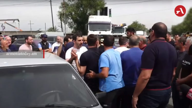 «Մեկը մեքենան, մյուսը՝ ոտքն է ջարդում կամ մեքենայի տակ ընկնում»․ քաղաքացիները փակել էին Արին բերդ փողոցը