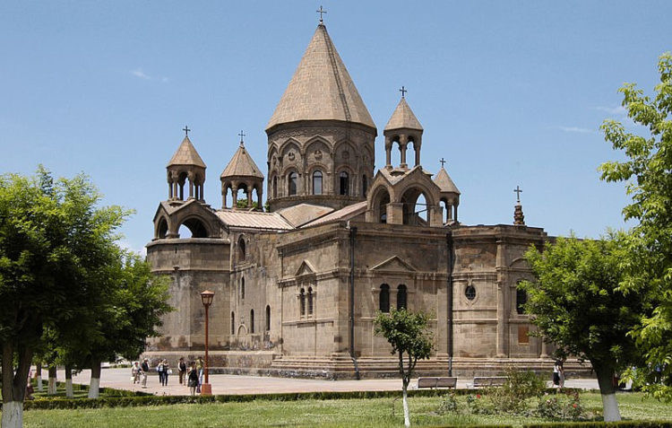 Եպիսկոպոսները, կաթողիկոսի գիտությամբ, չեն կարող «մեկ ամիս ապրել առանց կնոջ»․ Փաշինյան