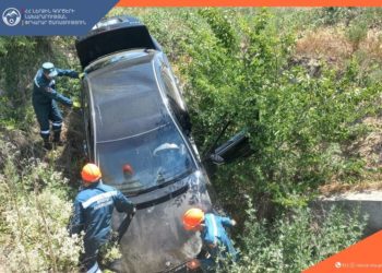 Mercedes-Benz-ը դուրս է եկել ճանապարհի երթևեկելի հատվածից և հայտնվել սելավատարում․ վարորդը հոսպիտալացվել է