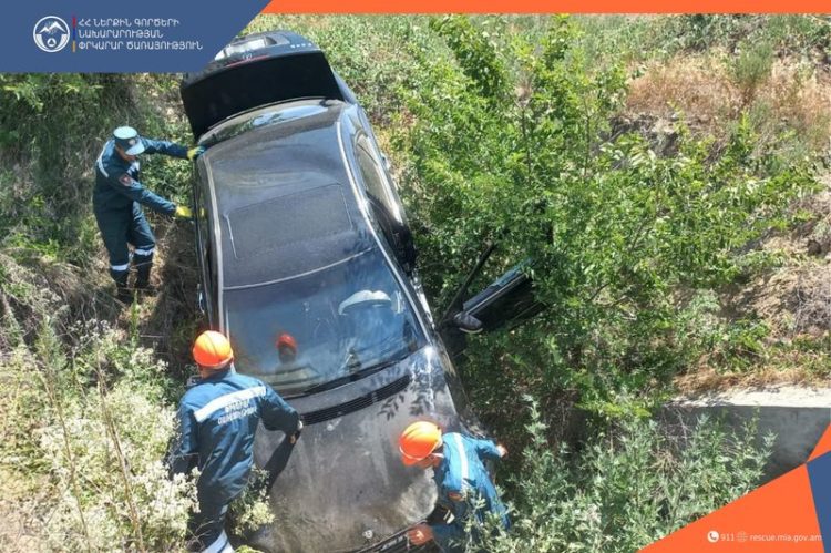 Mercedes-Benz-ը դուրս է եկել ճանապարհի երթևեկելի հատվածից և հայտնվել սելավատարում․ վարորդը հոսպիտալացվել է