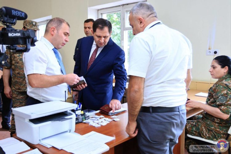 Սուրեն Պապիկյանն այցելել է ՊՆ կենտրոնական հավաքակայան