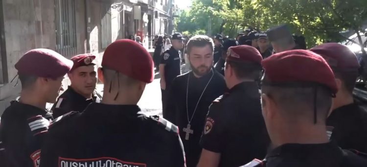 Полицейские задержали нескольких собравшихся у здания СК в поддержку архиепископа