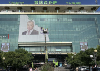 «Պայքար պաստառի դեմ»․ քաղաքապետարանը «Տաշիր» առևտրի կենտրոնի ճակատից ապամոնտաժել է Սամվել Կարապետյանին ազատ արձակելու կոչով լուսանկարը