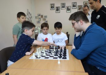 Միջազգային գրոսմայստեր Սամուել Սևյանը բլից խաղ է անցկացրել հայ փոքրիկ սաների հետ