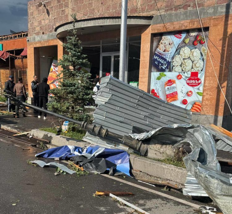 В Апаране четыре человека пострадали из-за смерча