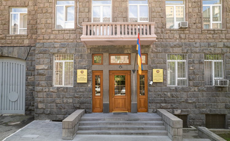 ԱԱԾ-ն և ոստիկանությունը, ելնելով անվտանգության նկատառումներից, որոշել են դուրս գալ Մայր Աթոռի տարածքից