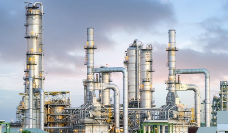 Цены на нефть в мире взлетели на фоне ударов Израиля по Ирану