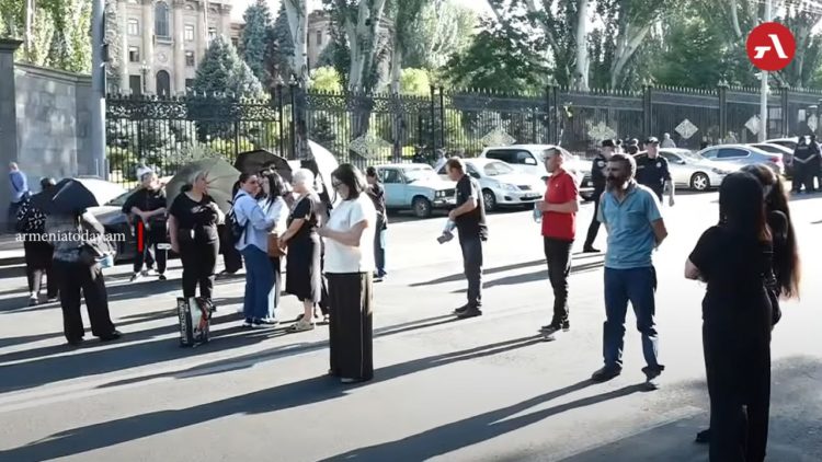 Родственники пропавших без вести перекрыли проспект Баграмяна после отставки Абазяна с поста главы СНБ