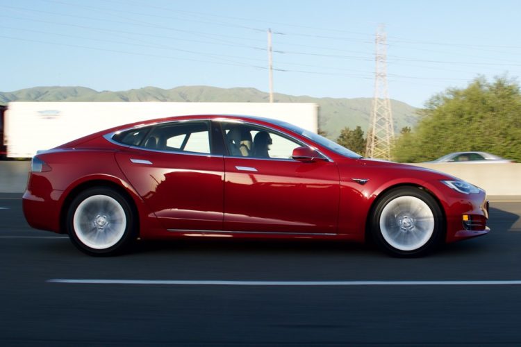 Թրամփը Մասկից գնած կարմիր Tesla Model S-ը հանել է վաճառքի․ ԶԼՄ