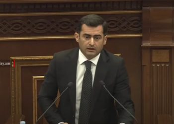 Ես իմ ձեռքն էի ազատում․ Արշակյանը հղի կնոջն «անհարմարություն պատճառելու համար» ներողություն է խնդրել