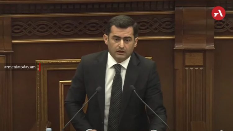 Ես իմ ձեռքն էի ազատում․ Արշակյանը հղի կնոջն «անհարմարություն պատճառելու համար» ներողություն է խնդրել