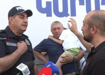 Տարածքը սահմանազատված է, ապօրինի եք մտել․ Ալոյանը՝ Կարապետյանի պաստառները մոնտաժող ոստիկաններին