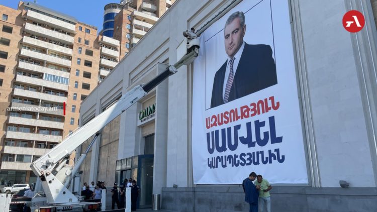«Մի՛ խոչընդոտեք», «Սա գովազդ չէ, ակնհայտ ապօրինի եք գործում»․ ապամոնտաժում են Կարապետյանի պաստառները