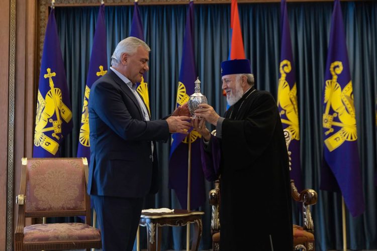 «Տարակույս չունենք, որ ամուր եք հոգով»․ կաթողիկոսի շնորհավորանքը Սամվել Կարապետյանի ծննդյան օրվա առթիվ