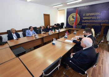 ՏԿԵ փոխնախարարն ու Իրանի դեսպանը քննարկել են տարանցիկ բեռնափոխադրումների ճանապարհային հարկերի զրոյացումը