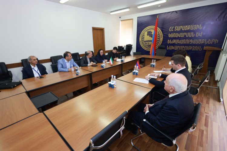 ՏԿԵ փոխնախարարն ու Իրանի դեսպանը քննարկել են տարանցիկ բեռնափոխադրումների ճանապարհային հարկերի զրոյացումը