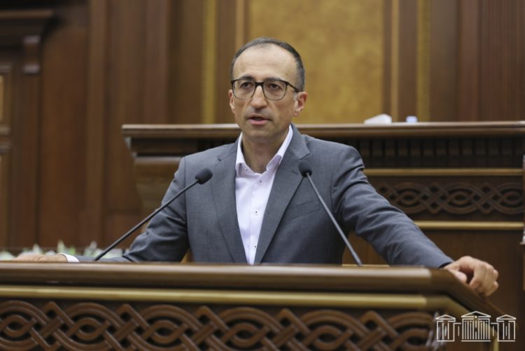 ԱԺ նախագահն ստորագրել է Արսեն Թորոսյանի` պատգամավորի լիազորությունները դադարած համարելու մասին արձանագրությունը