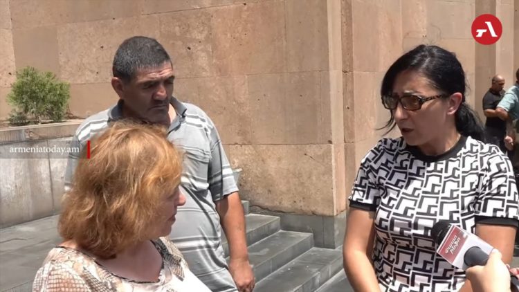 «Ինչքա՞ն կարանք օձերի մեջ ապրենք». Վարդաշենի հանրակացարանի բնակիչները բողոքի ակցիա են իրականացնում