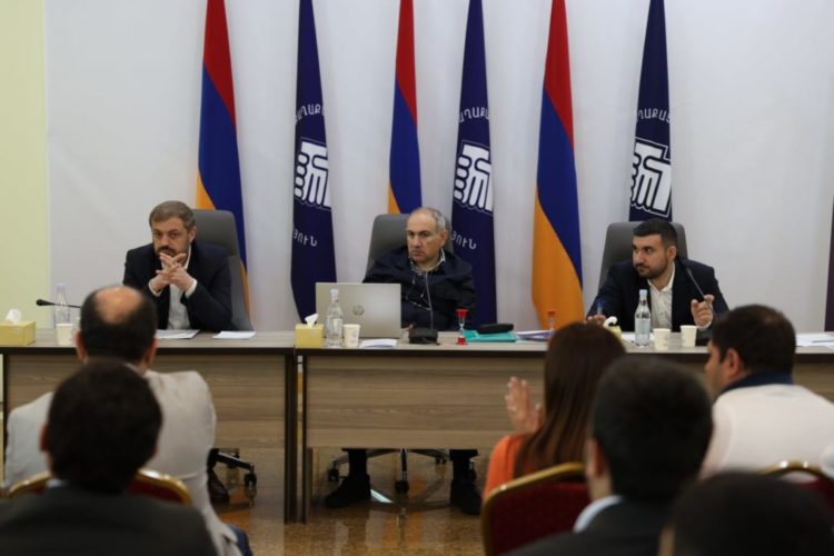 Փաշինյանն անցել է ընտրություններից առաջ տարածքային կառույցների ղեկավարների նշանակմանը․ ԶԼՄ