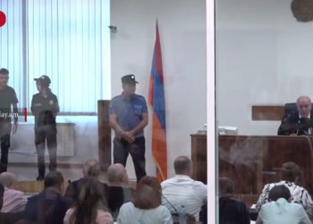Դահլիճում զինված մարդ կա, գտնվում է ձախ կողմում, ձեռքը զենքի վրա դրեց․ դատավորը դուրս հրավիրեց նրան