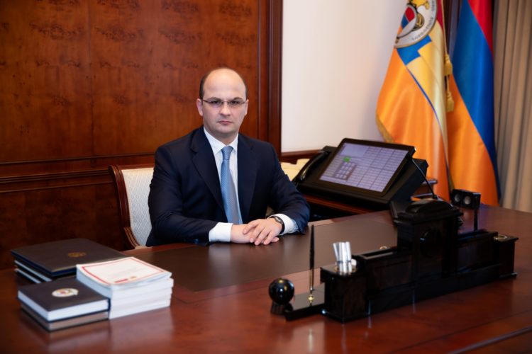 Политолог назвал визит главы СНБ Армении в Баку выгодным для Алиева и бесполезным для Еревана