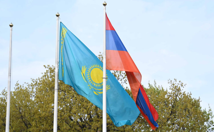 Армения и Казахстан ввели безвизовый режим с 90 днями пребывания