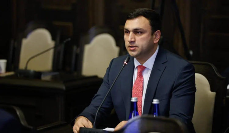 Էջմիածնի քաղաքապետարանի աշխատակիցներն ընտրություններին ընդառաջ այցելում են արցախցիներին․ ԶԼՄ