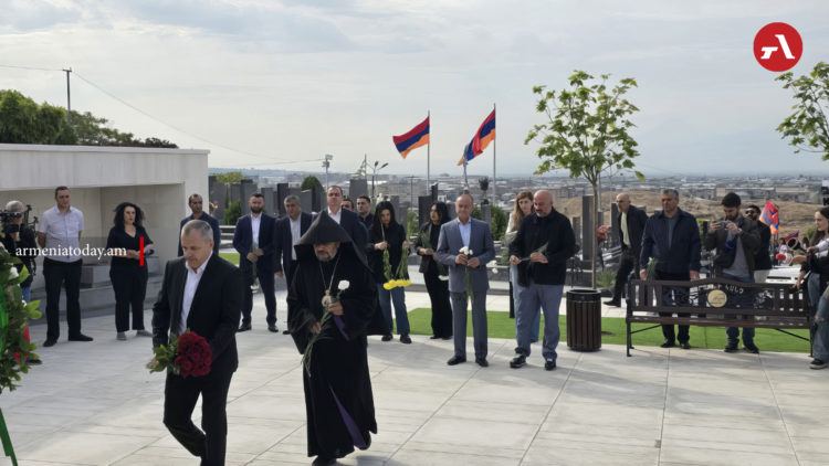 «Հավերժ փառք պատերազմում զոհվածներին». հասարակական և քաղաքական գործիչներն այցելել են «Եռաբլուր»