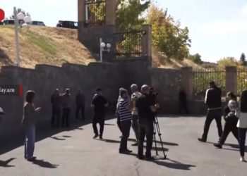 «Մանիպուլացնում եք ձեր ստոր քայլերով»․ ՊՆ շենքում վեճ է՝ անհետ կորած ծնողները հանդիպում են պահանջում