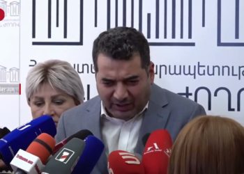 «Եվլախում ոչինչ չի ստորագրվել», «Ո՞նց չի ստորագրվել, բա որտե՞ղ է ստորագրվել»․ վիճաբանություն՝ պատգամավորի ու լրագրողների միջև