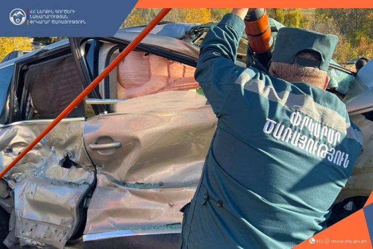 Поезд протаранил Volkswagen в Лорийской области: спасатели извлекли водителя и пассажира