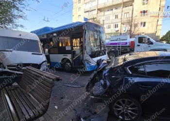 Երևանում ավտովթար է տեղի ունեցել 97 համարի երթուղին սպասարկող ավտոբուսի մասնակցությամբ․ ԶԼՄ