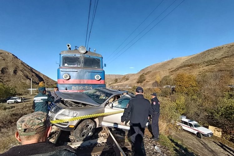 Բեռնատար գնացքի և ավտոմեքենայի բախման հետևանքով մեկ մարդ է զոհվել
