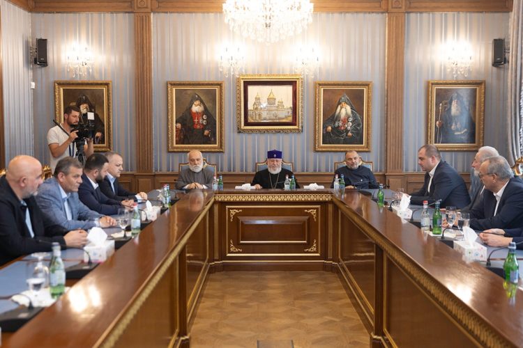 Կաթողիկոսն Արցախի իշխանությունների հետ քննարկել է արցախահայության իրավունքների պաշտպանությանը վերաբերող հարցեր