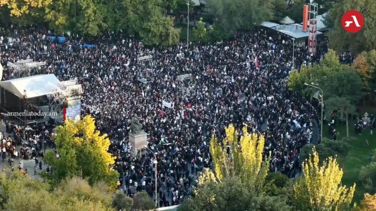 Движение «По-нашему» провело шествие в Ереване и анонсировало паломничество в Эчмиадзин