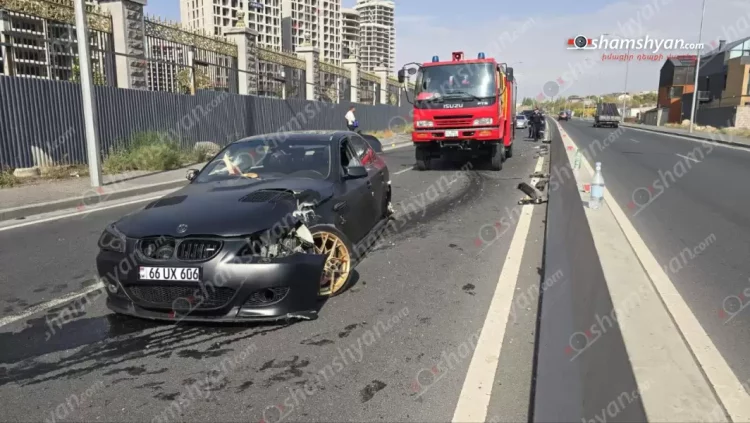 СМИ: в Ереване BMW снес два электрических столба и застрял на дороге