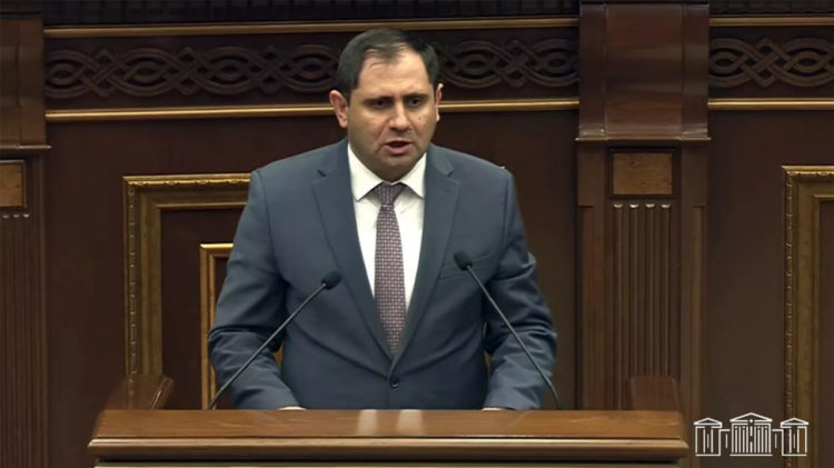 СМИ: министр обороны на закрытой встрече в парламенте признал рискованность сокращения срока службы в Армении