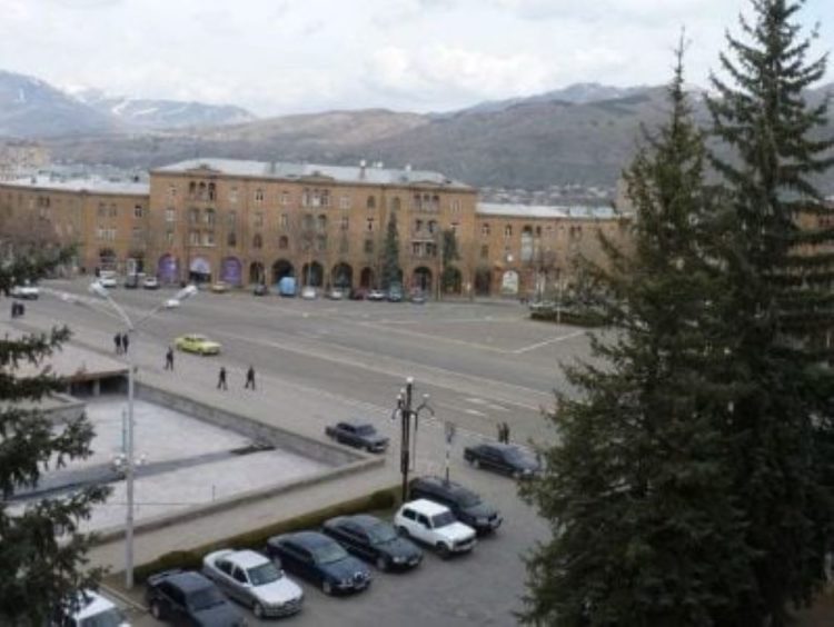 СМИ: в суде Ванадзора обвиняемого ранили ножом во время заседания