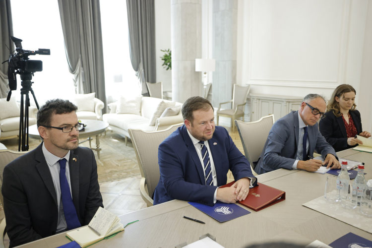 Великобритания ожидает от армянских властей следования Конституции в отношениях с ААЦ