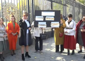«Նիկոլի ծուռ հայելիներին» հակադրել են «ճշմարիտ հայելիներ»․ ակցիա՝ ԱԺ շենքի դիմաց