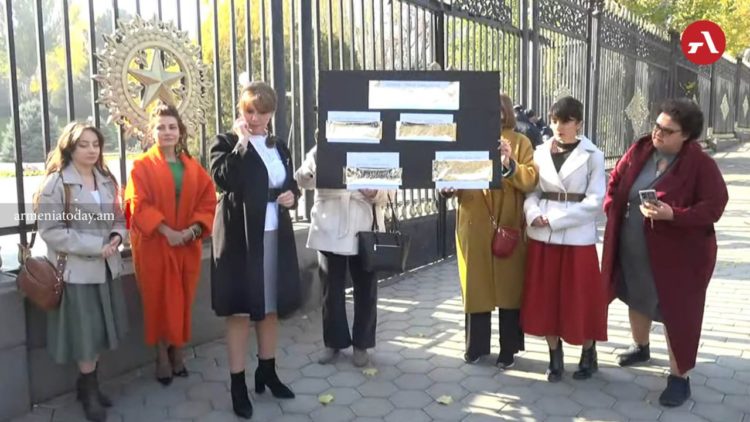 «Նիկոլի ծուռ հայելիներին» հակադրել են «ճշմարիտ հայելիներ»․ ակցիա՝ ԱԺ շենքի դիմաց