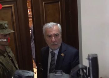 «Մենք ներված ենք միշտ, տեսնո՞ւմ ես, որ լկտի ես», «Ձեզանից ավելի քիչ»․ Քոչարյանի վեճը լրագրողի հետ