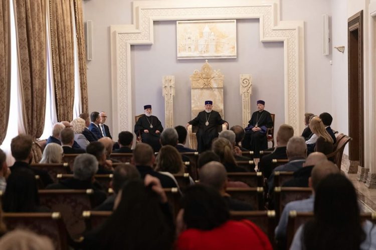 Գարեգին Բ-ն «Աղոթքի նախաճաշի» մասնակիցների հետ քննարկել է իշխանությունների հակաեկեղեցական գործողությունները և արցախցիների խնդիրները