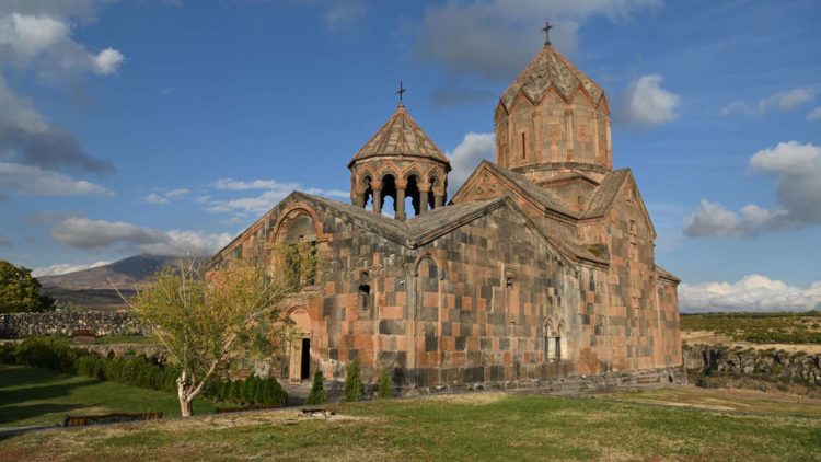 Արագածոտնի թեմի հոգևորականներին նույն ժամին հարցաքննության կանչած քննիչն ընթացք չի տալիս գործին. ԶԼՄ