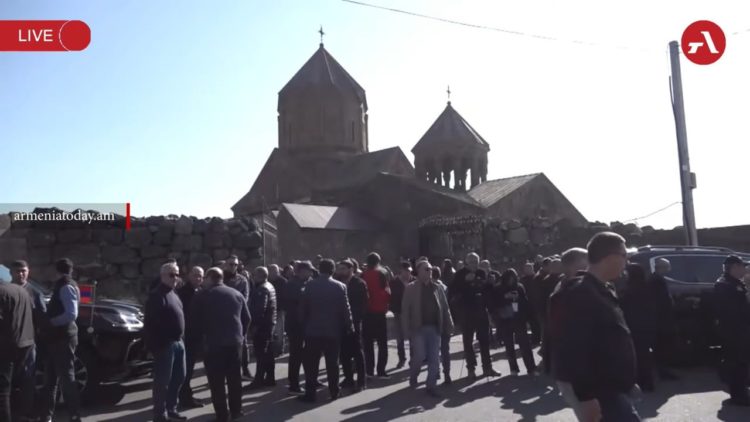 Пашинян во второй раз принял участие в литургии в Ованаванке во главе с лишенным сана иереем